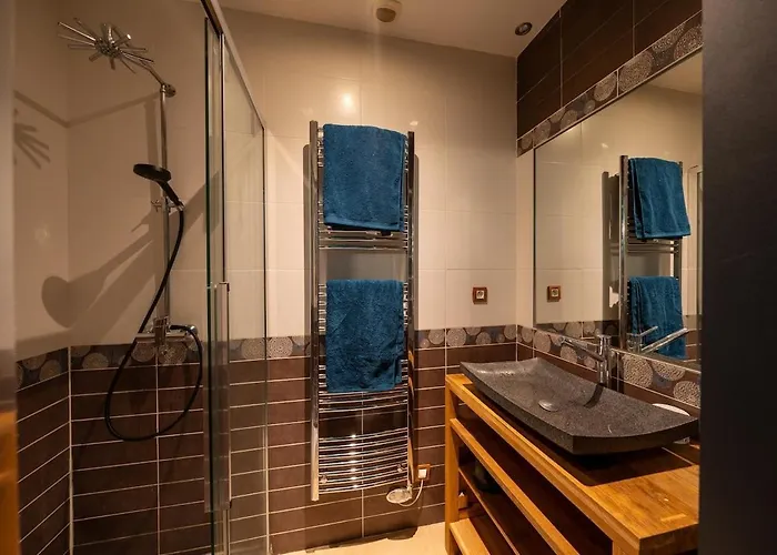 salle de cinéma et jaccuzi