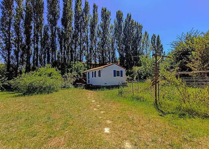 Mobil-home lumineux et climatisé avec piscine et jardin cadre paisible pour famille ou couple