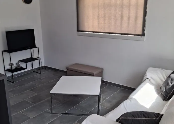 Maison indépendante 30 m2 avec terrasse privée centre ville Marignane