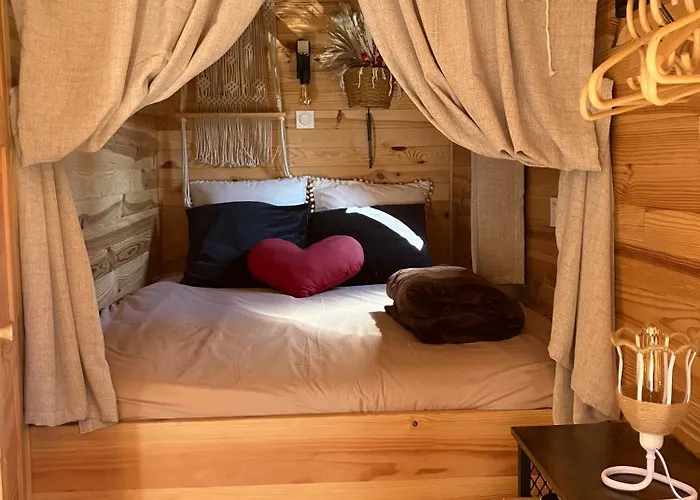 Roulotes de charme avec piscine chauffée et bain nordique à Uzès
