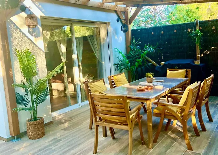 Maisonnette avec terrasse et jardin-Parking privé-9mn des plages à pied