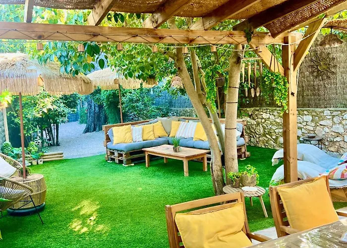 Maisonnette avec terrasse et jardin-Parking privé-9mn des plages à pied