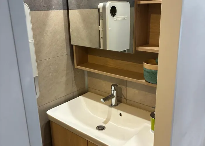 Charmante petite maison en pierre, avec accès autonome