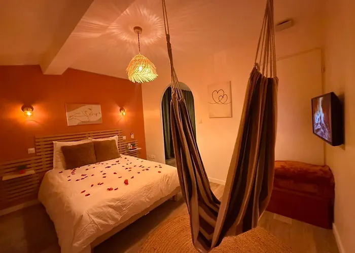 Villa Romance Intime Prestige -Jacuzzi Privatif, , Table a massage , Fauteuil tantra, Balançoire romantique