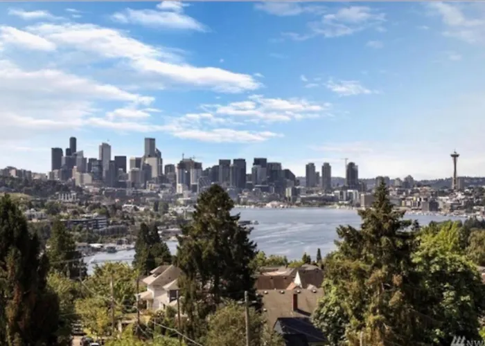 Rooftop Patio With Waterview, Private Garden & Grill 3Br 3Ba- Modern Cityscape