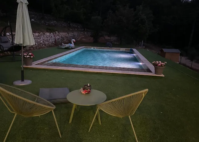 suite romantique jacuzzi&piscine privée en pleine forêt