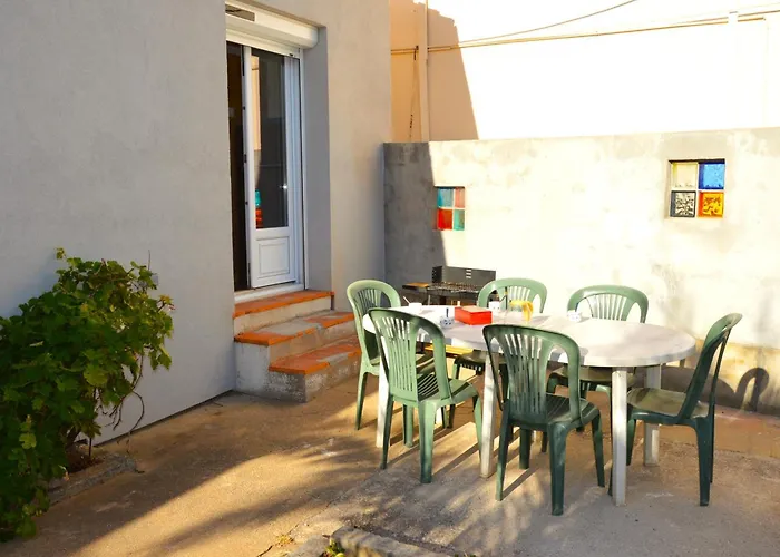 Maison rénovée dans village d'Ollioules clim terrasse barbecue garage pour 4
