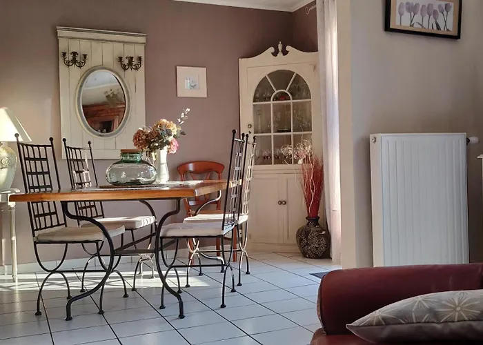 Jolie maison au jardin fleuri