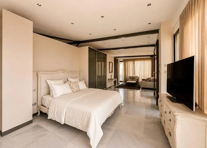 Villa Solis - Elegant Villa With Private Pool